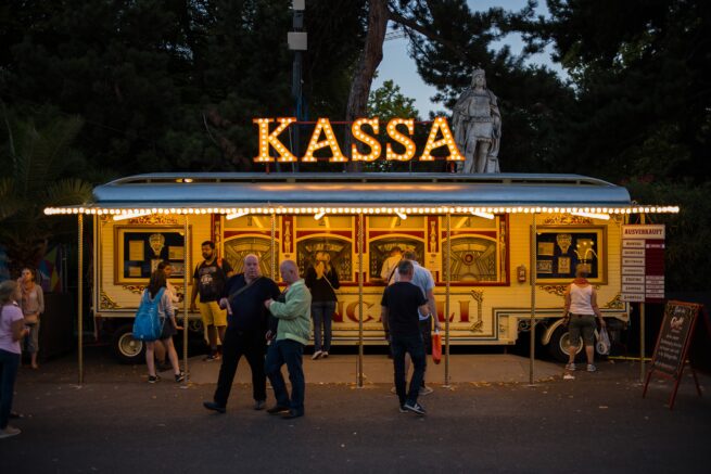 Attraktionen und Artisten.